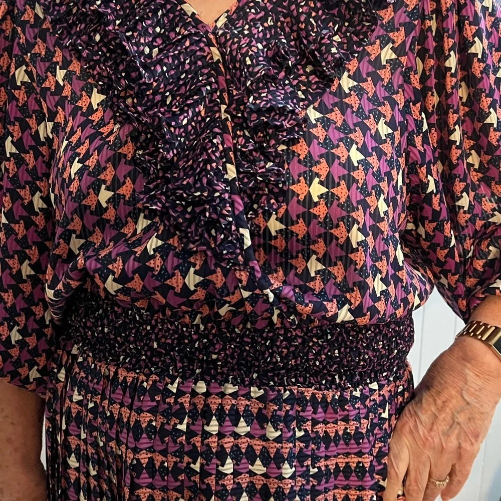 Vintage V-neck dress with ruffles neck and elastic waist band, made in Hong Kong - Picture 1 of 5